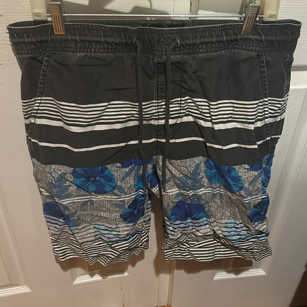 Brooklyn Calling NYC Men's Floral and Stripe Athletic Shorts M